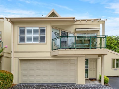 Spacious House with Balcony & Pool, Walks to Beach Maison in Terrigal