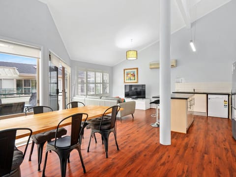 Spacious House with Balcony & Pool, Walks to Beach Haus in Terrigal