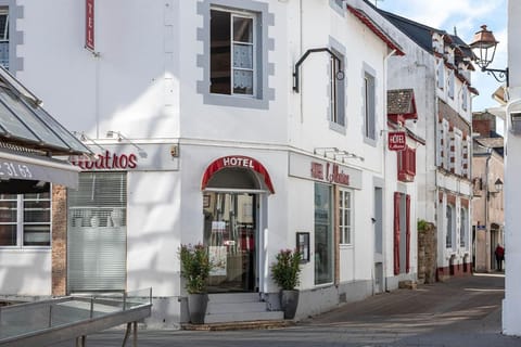 Property building, Facade/entrance, Neighbourhood, Street view