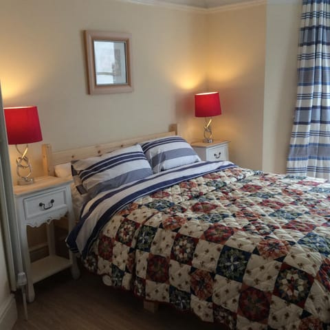 Bed, Bedroom, Street view