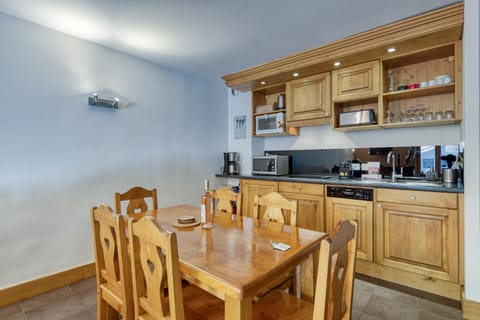 Kitchen or kitchenette, Dining area