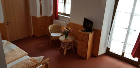 Bed, TV and multimedia, Living room, Seating area, Bedroom, Facility for disabled guests