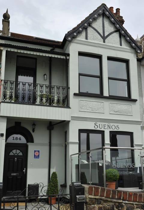 Suenos Guesthouse Bed and Breakfast in Southend-on-Sea