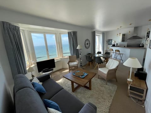 Communal lounge/ TV room, Natural landscape, TV and multimedia, Kitchen or kitchenette, Living room, Seating area, Dining area