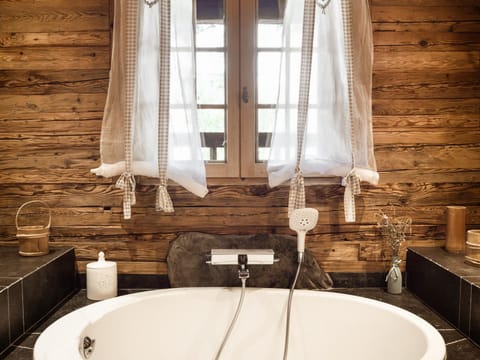 Chalet savoyard rénové 10 pers, proche pistes, animaux admis, garage, Wi-Fi - FR-1-304-162 Chalet in Manigod