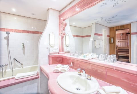 Bathroom, Decorative detail