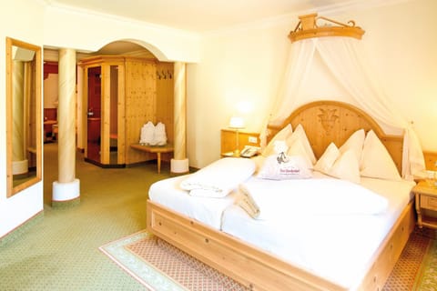 Photo of the whole room, Decorative detail