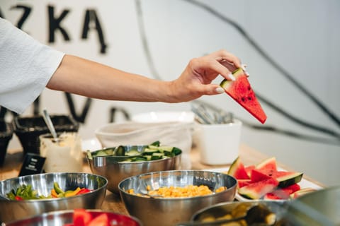 People, Food and drinks, Food, Buffet breakfast, Drinks