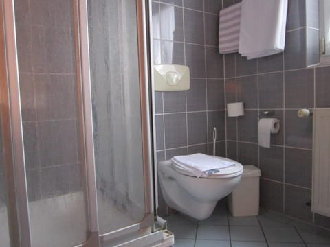 Shower, Toilet