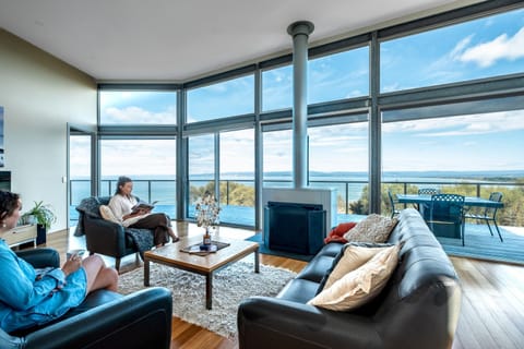 Halcyon ~ Immerse yourself in the sky and sea Maison in Tasmania