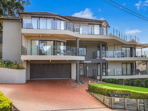 Spacious Modern Apartment with Breathtaking Views House in Terrigal