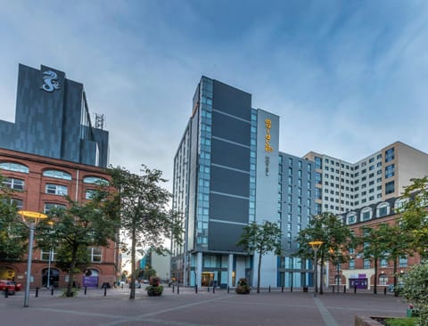 Property building, Facade/entrance, Day, On site, City view, Street view