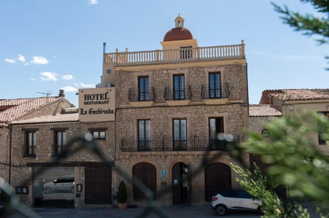 Property building, Facade/entrance, Landmark view, Parking