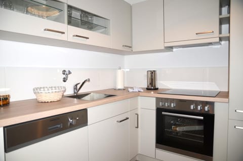 Coffee/tea facilities, Kitchen or kitchenette, Photo of the whole room, dishwasher, stove, toaster