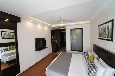 Bed, TV and multimedia, Bedroom