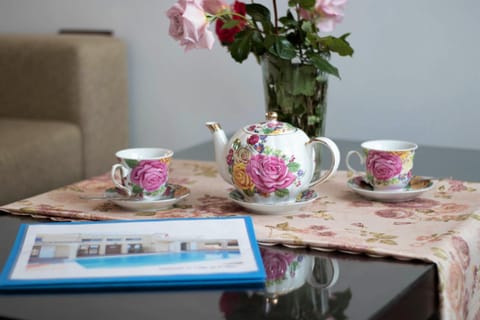 Coffee/tea facilities, Living room, Decorative detail, Seating area