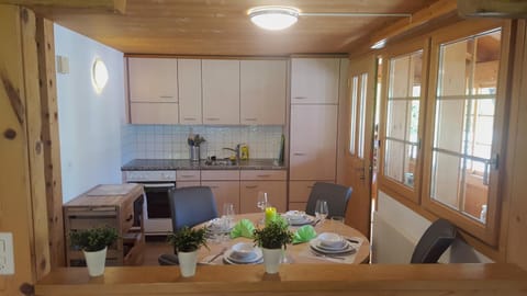 Kitchen or kitchenette, Food and drinks, Dining area