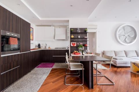 Kitchen or kitchenette, Dining area