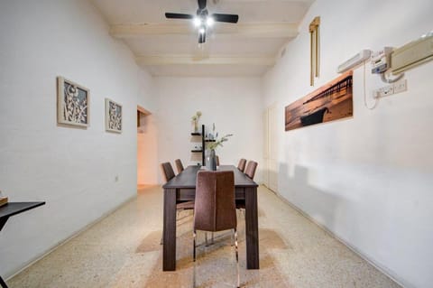 Living room, Dining area, fireplace