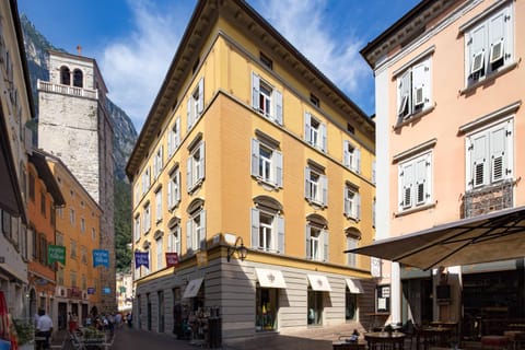 Facade/entrance, Neighbourhood, Street view