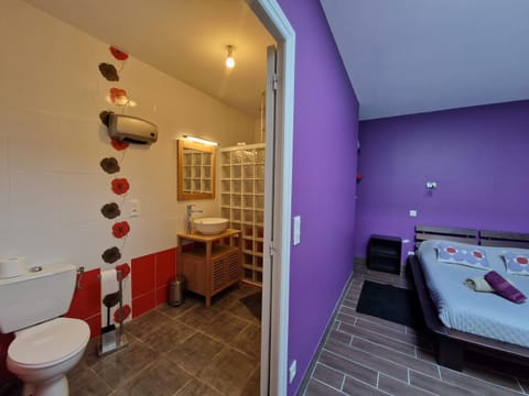 Shower, Toilet, Bed, Bathroom, Photo of the whole room, Bedroom, towels