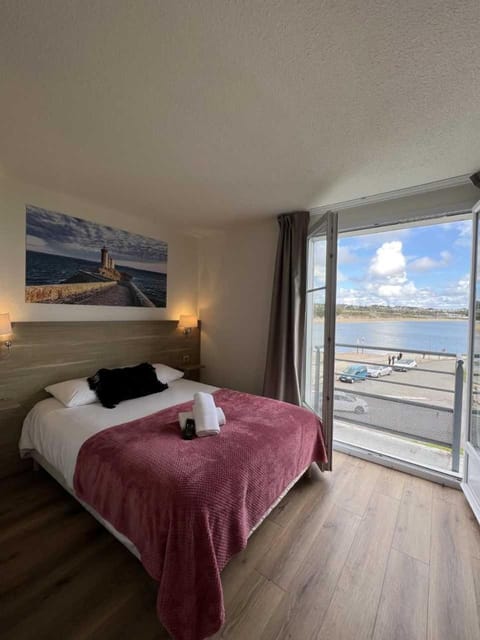 Bed, Natural landscape, Balcony/Terrace, Bedroom, Sea view, towels