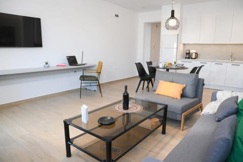 TV and multimedia, Kitchen or kitchenette, Living room, Seating area, Dining area