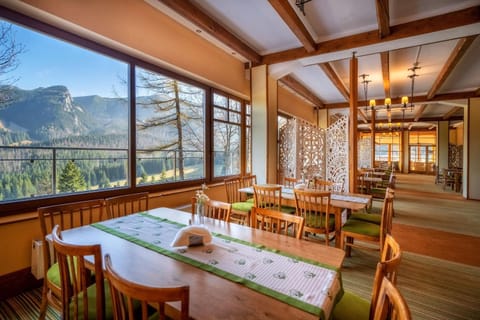 Restaurant/places to eat, Seating area, Mountain view