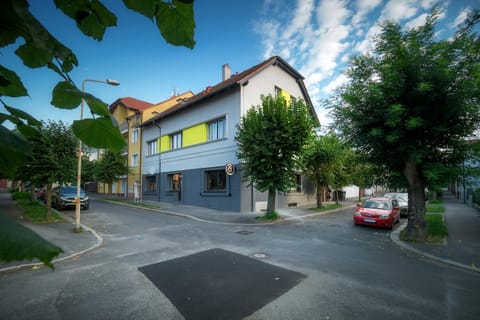 Restaurant/places to eat, Facade/entrance