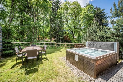 Property building, Summer, Garden, Hot Tub