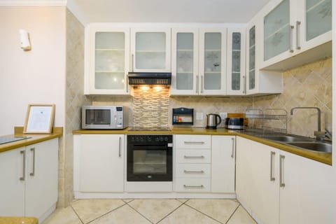 Coffee/tea facilities, Kitchen or kitchenette, oven, stove, toaster