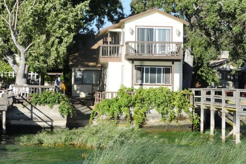 By the Lake Condominio in Clear Lake