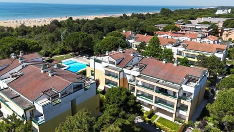 Property building, Natural landscape, Bird's eye view, Beach, City view, Pool view, Sea view, Swimming pool, sunbed