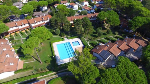 Property building, Neighbourhood, Natural landscape, Bird's eye view, City view, Pool view, Swimming pool