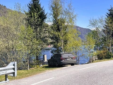 Day, Neighbourhood, Natural landscape, Lake view, Mountain view, Parking