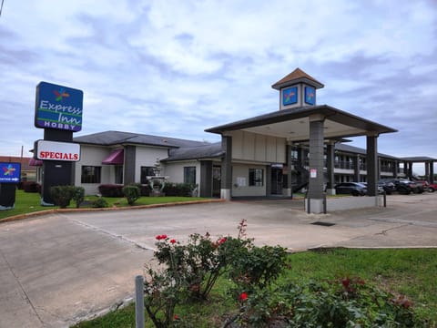 Property building, Facade/entrance, Day, Street view, Location, Parking