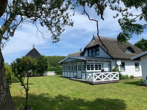 Ferienhaus Becker - Wohnung unten mit grosser Darssveranda Apartment in Prerow