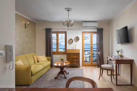 TV and multimedia, Living room, Seating area, Sea view