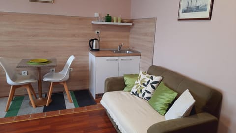 Kitchen or kitchenette, Seating area