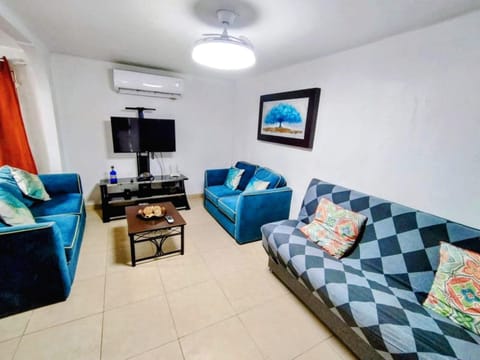 Communal lounge/ TV room, TV and multimedia, Living room, Seating area, air conditioner