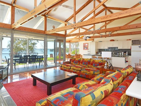 Lake Macquaries' Edgewater Lakehouse at Morisset Memories Maison in Lake Macquarie