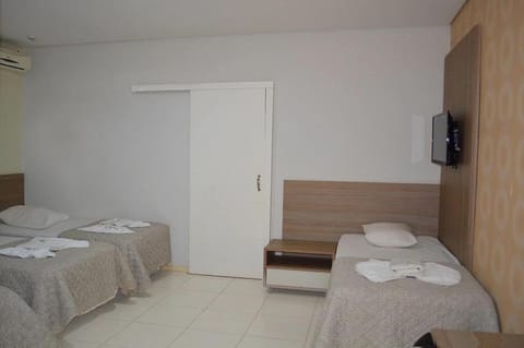 Bed, TV and multimedia, Photo of the whole room, air conditioner