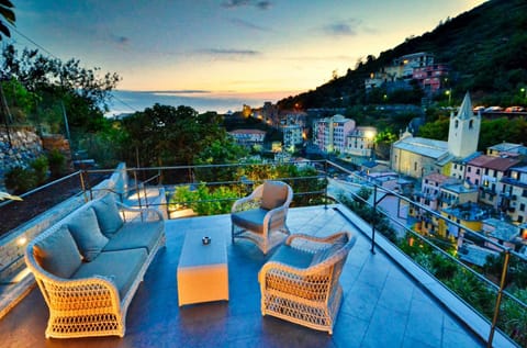 Balcony/Terrace, City view, Mountain view
