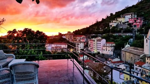 Balcony/Terrace, City view, Mountain view