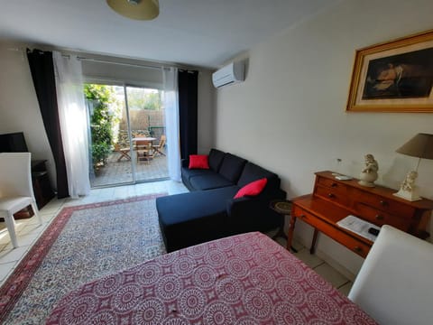 Coquet T2 ,terrasse,parking ,4 kms d Avignon Condo in Villeneuve-lès-Avignon