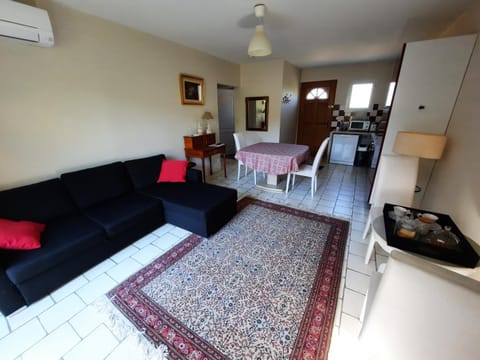 Coquet T2 ,terrasse,parking ,4 kms d Avignon Eigentumswohnung in Villeneuve-lès-Avignon