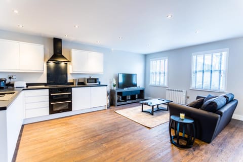 Suite Life Serviced Apartments - Old Town Condo in Swindon