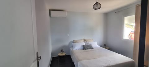 Bed, Photo of the whole room, Bedroom, air conditioner