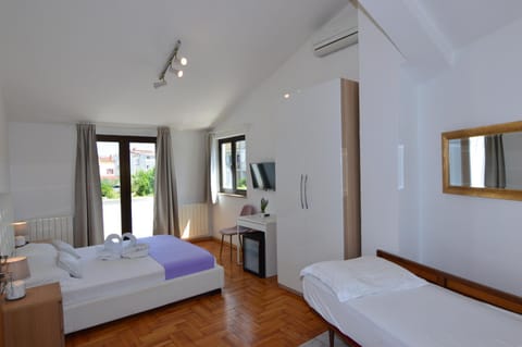 Bed, TV and multimedia, Photo of the whole room, Bedroom, hair dresser, air conditioner