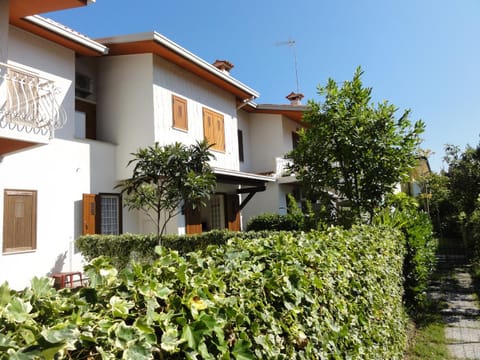 Facade/entrance, Garden view